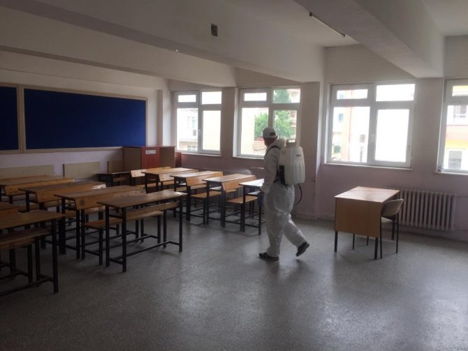 Sınav öncesi okullar dezenfekte edildi