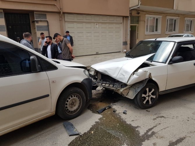 Bursa’da kafa kafaya çarpıştılar: 2 yaralı