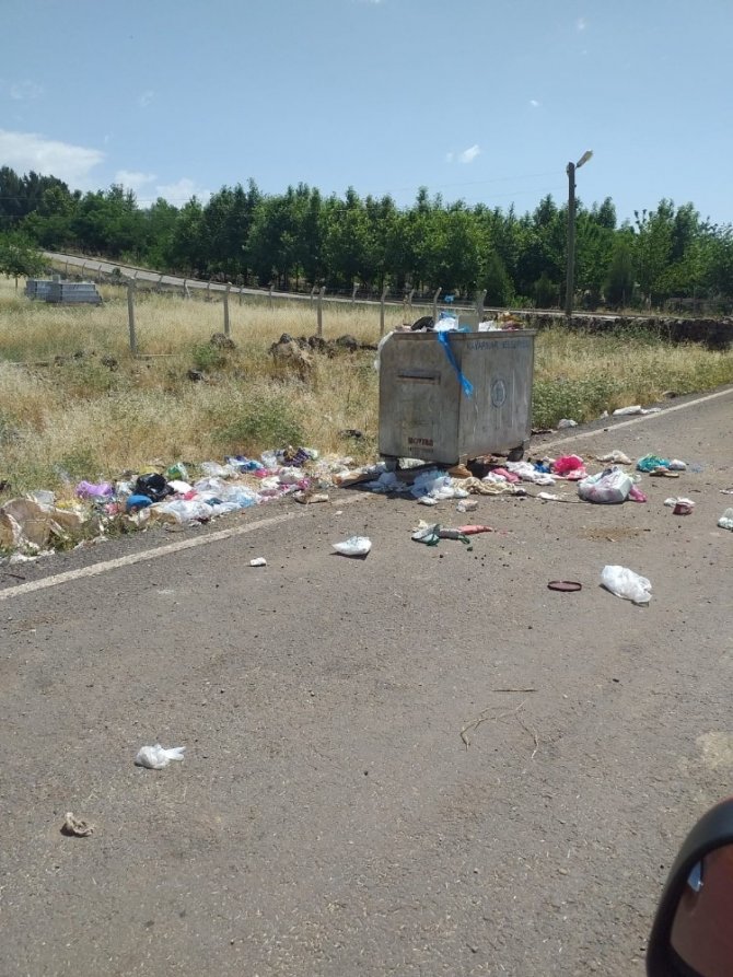 Karantina bölgesinde çöplerin toplatılmadığı iddiası