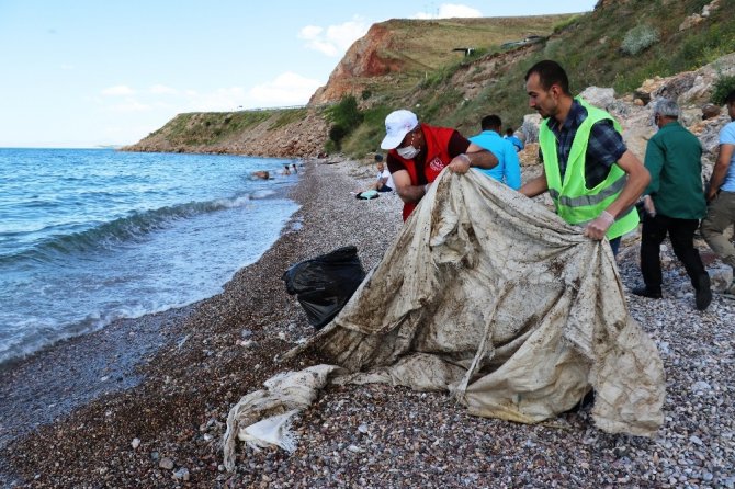 Gevaş sahilleri gönüllü gençlerle temizleniyor