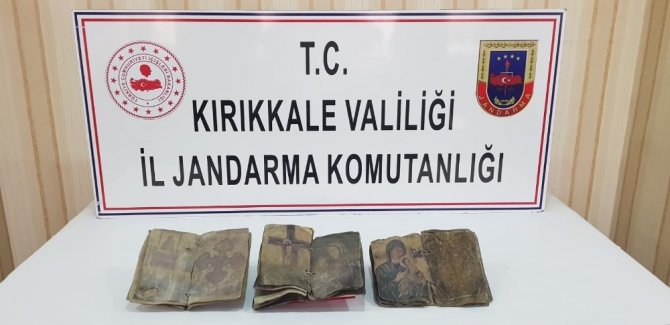 Kırıkkale’de ceylan derisi üzerine yazılmış tarihi dua kitapları ele geçirildi
