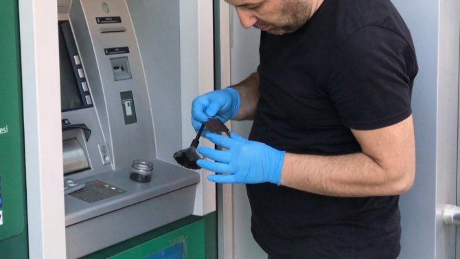Kuşadası’nda bankanın ATM’sine kart kopyalama düzeneği koyan 3 şüpheli yakalandı
