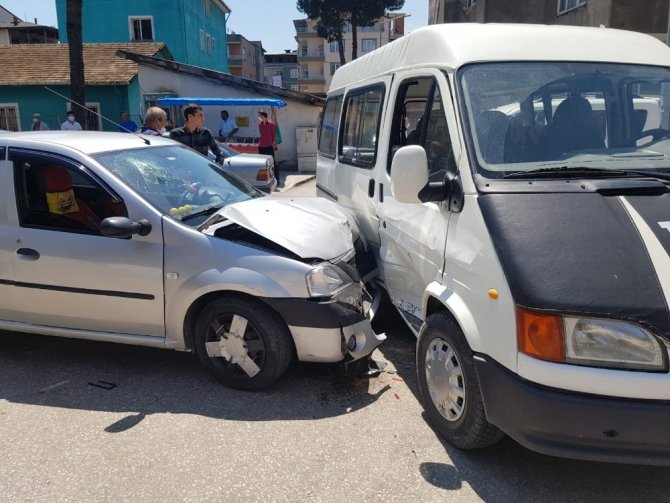 Otomobil minibüse çarptı: 1 yaralı