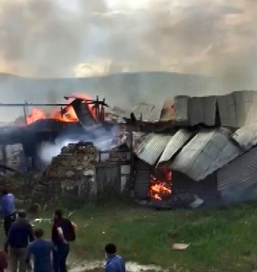 Refahiye’de yıldırım düşen 3 ev 1 ahır yandı