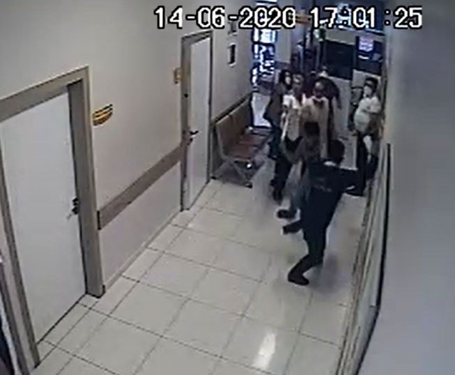 Sağlık çalışanlarına palalı saldırı güvenlik kamerasında