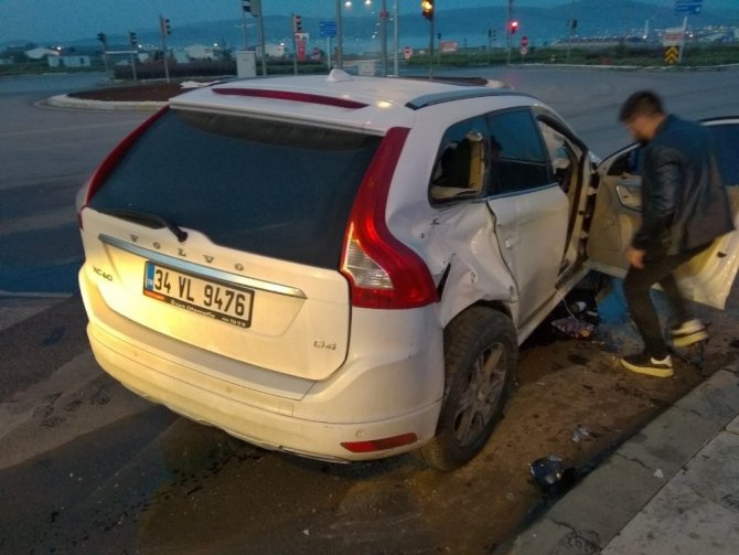 Sivas’ta ciple otomobil çarpıştı: 4 yaralı