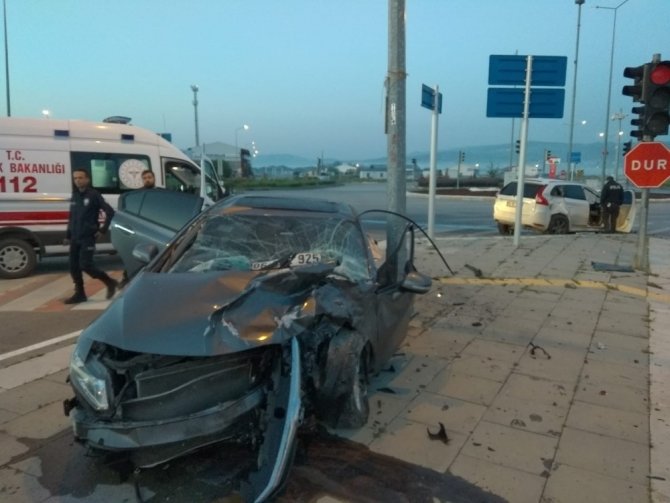 Sivas’ta ciple otomobil çarpıştı: 4 yaralı