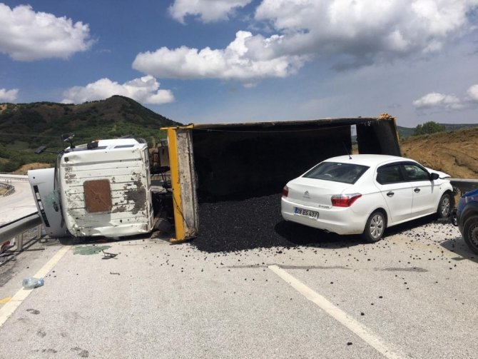 Sivas’ta asfalt yüklü kamyon devrildi: 4 Yaralı