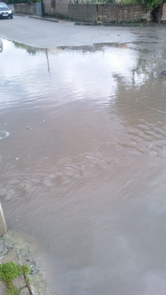 Muratlı’da aniden bastıran yağmur yolları göle çevirdi