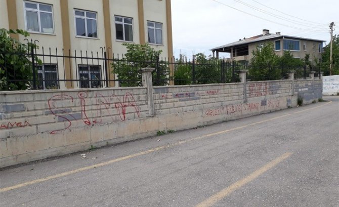 Van’da okul çevre duvarları çirkin yazılarla kirletiliyor