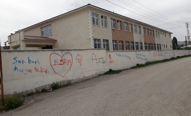 Van’da okul çevre duvarları çirkin yazılarla kirletiliyor