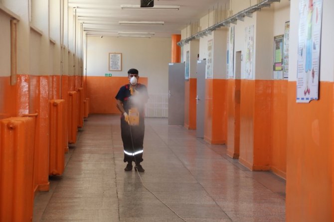 Akşehir’de sınav öncesi okullar dezenfekte edildi