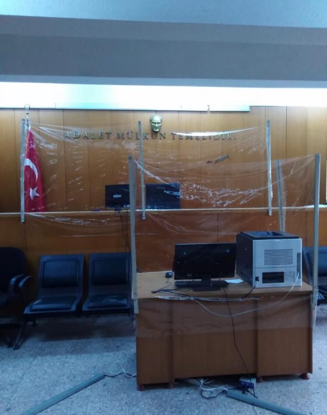 Ankara Adliyesi’ndeki bazı duruşma salonlarında korona virüse naylon brandalı önlem