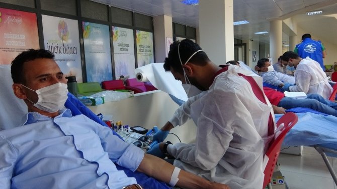 Ardahan’da Gençlik Merkezi personelinden Türk Kızılay’a kan bağışı
