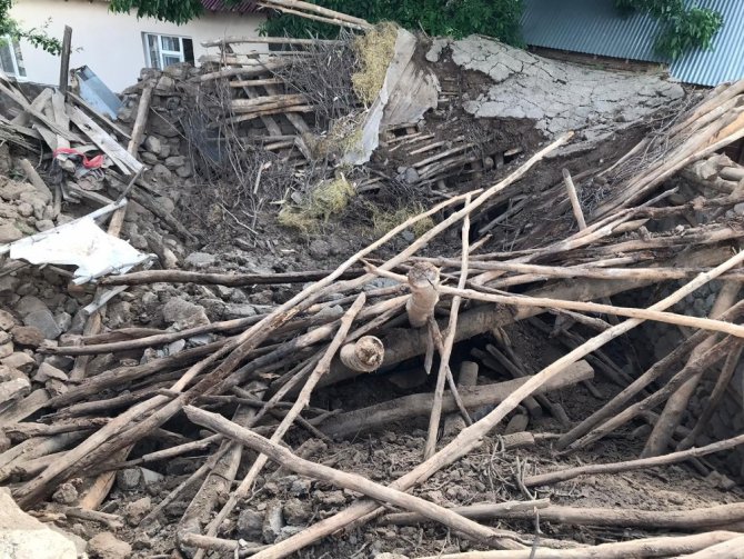 Bingöl Yedisu’da 4.3’lük deprem, samanlık çöktü