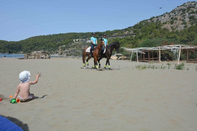 Dünyaca ünlü plajda atlı jandarmalar göreve başladı