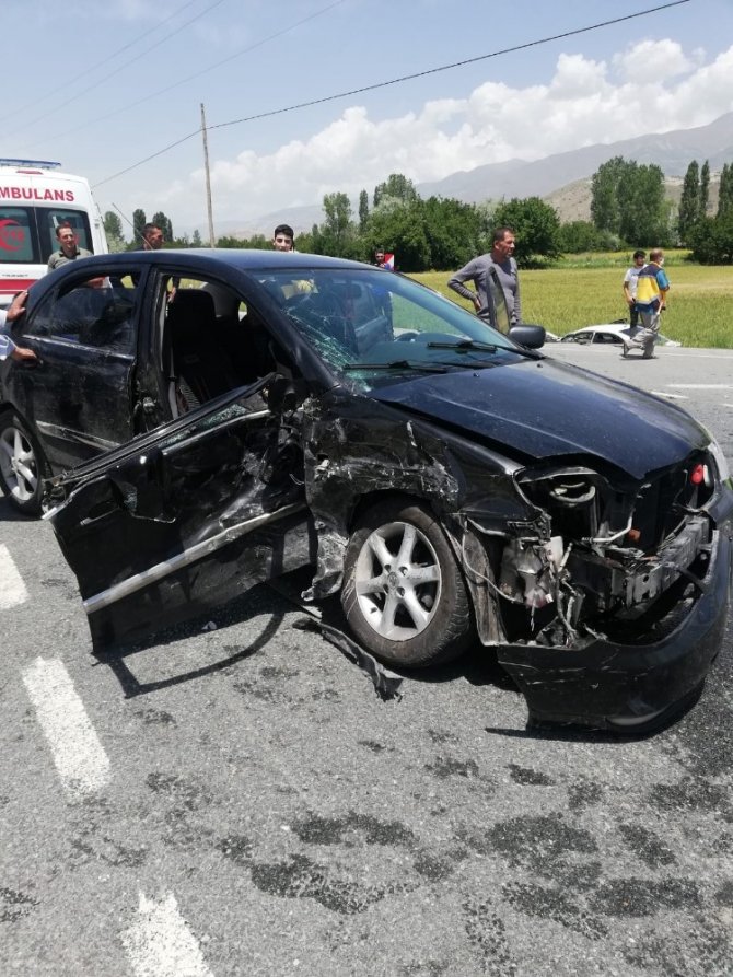 Erzincan’da trafik kazası: 10 yaralı