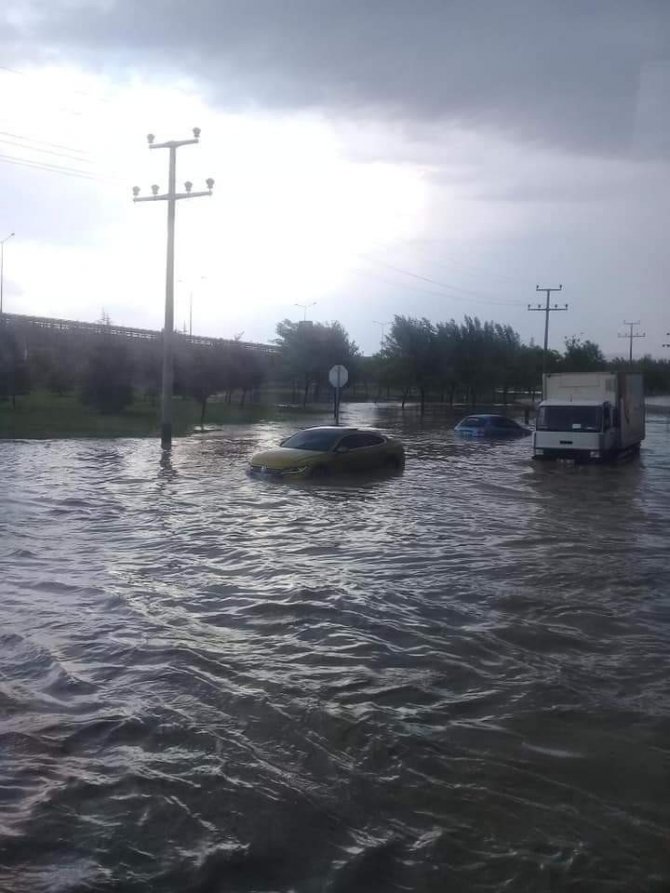 Şiddetli yağış yolları göle çevirince araç plakaları yollara saçıldı
