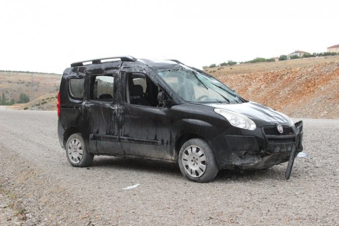 Karaman’da kontrolden çıkan hafif ticari araç devrildi: 1 yaralı