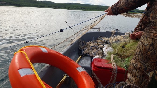 Beyşehir Gölü’nde içerisinde ağ olan balıkçı teknesine 5 bin lira ceza