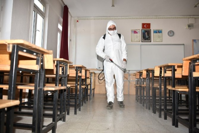 Karatay’da LGS ve YKS öncesi okullar dezenfekte ediliyor