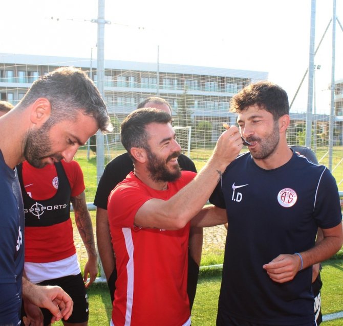 Antalyaspor’da antrenör Dağaşan’a doğum günü kutlaması