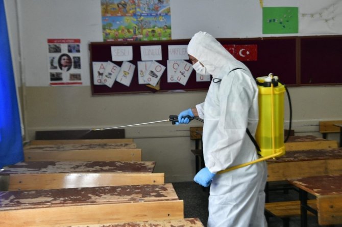 Mamak Belediyesi sınav öncesi okulları dezenfekte ediyor