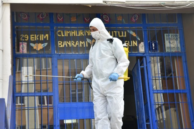 Mamak Belediyesi sınav öncesi okulları dezenfekte ediyor