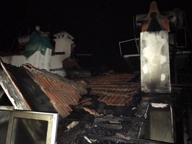 Marmariste çatı katında çıkan yangında iki ev zarar gördü