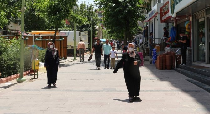 Siirt’te yasağa rağmen vatandaşların çoğu maskesiz dolaşıyor