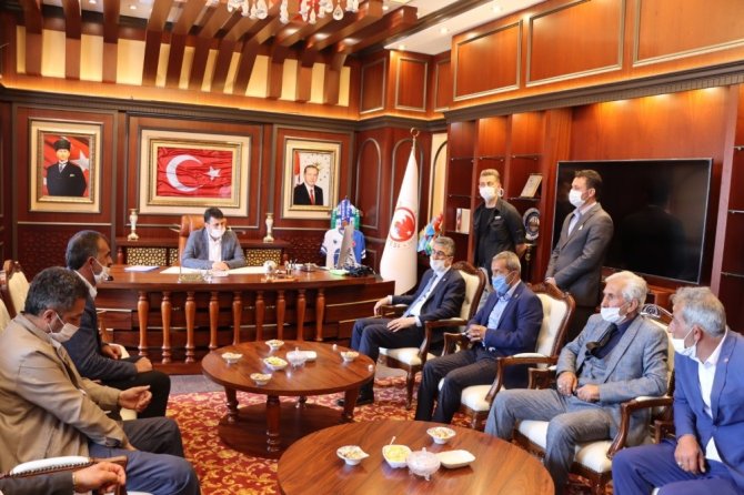 MHP Genel Başkan Yardımcısı Prof. Dr. Kamil Aydın Çat’ta depremzedelerle bir araya geldi