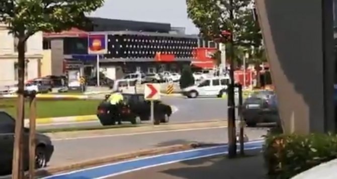 Yolda kalan sürücünün yardımına polis memuru koştu
