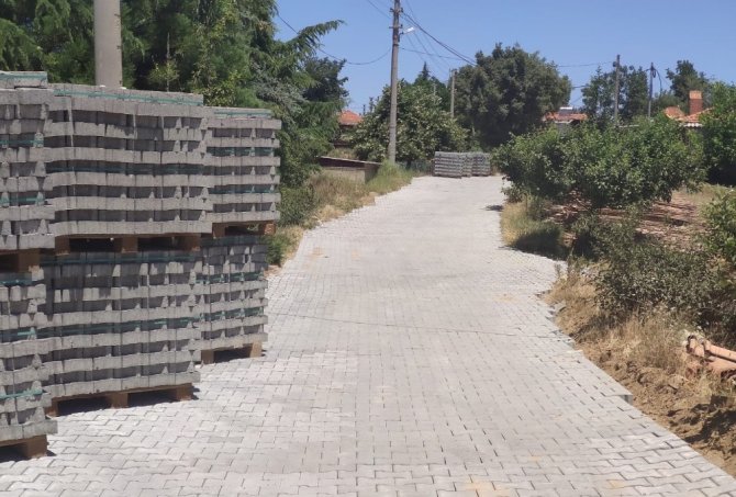 Salihli Belediyesinden Yeniköy’e 20 bin metrekare kilit parke taş