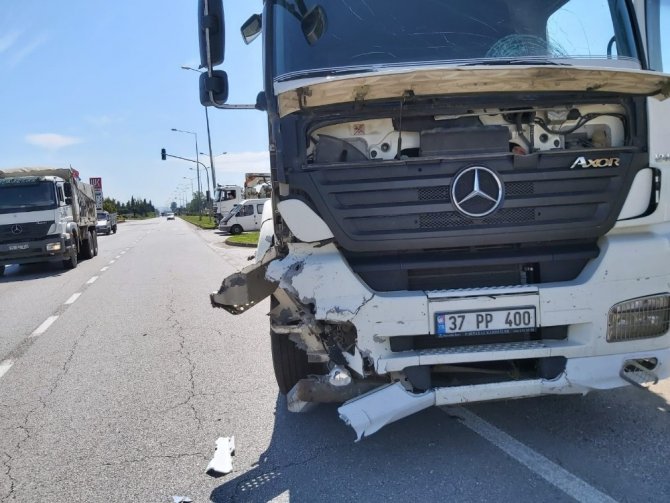 Samsun’da kamyon otomobile çarptı