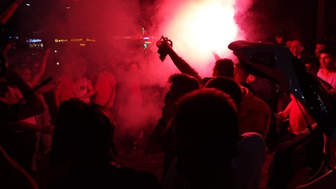 Trabzonspor taraftarı 23 yıl sonra gelen galibiyeti kutladı