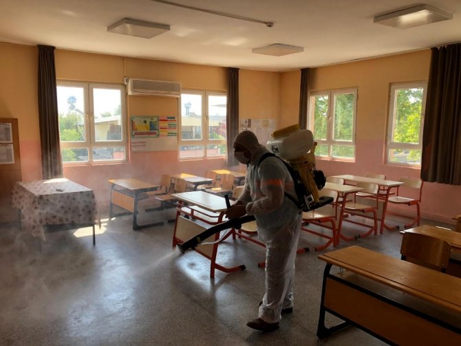 Ceyhan’da okullar sınavlar öncesi dezenfekte ediliyor