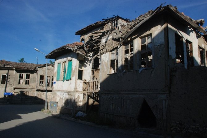 Viraneye dönen tarihi evler restore edilmeyi bekliyor